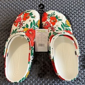 NWT Baya floral Crocs (Womens 11/Mens 9)